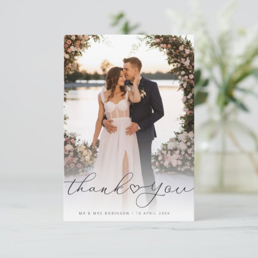 eenvoudig zwart script pasgetrouwden bruiloft foto bedankkaart (Staand voorkant)