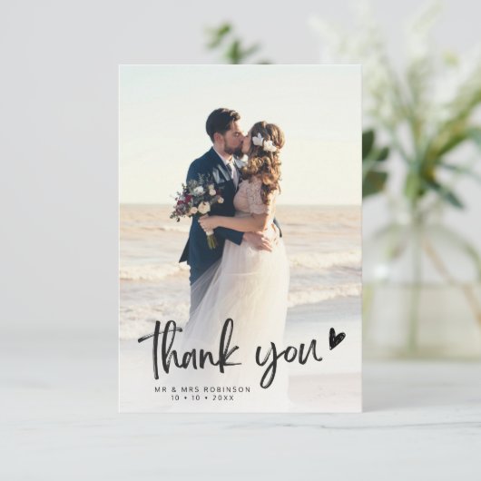 eenvoudig zwart script pasgetrouwden bruiloft foto bedankkaart (Staand voorkant)