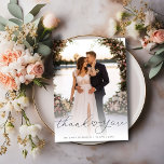 eenvoudig zwart script pasgetrouwden bruiloft foto bedankkaart<br><div class="desc">Show uw waardering voor uw dierbaren met dit script belettering, gepersonaliseerde bruiloft dank u kaart. Deze kaart is voorzien van een prachtige trouwfoto en een oprechte boodschap die u kunt aanpassen. Of u nu uw gasten wilt bedanken voor het bijwonen van uw bruiloft, het verzenden van een geschenk of deel...</div>