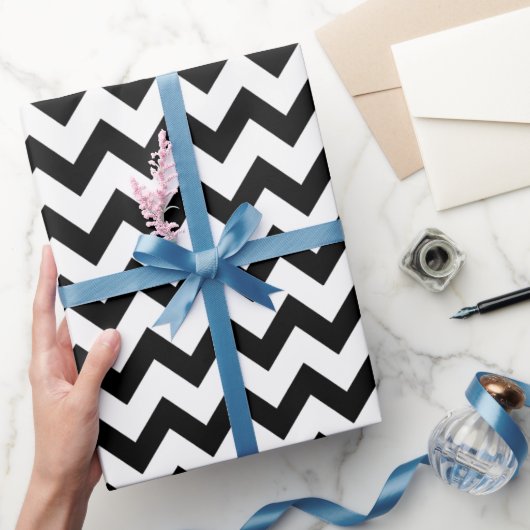Eenvoudig zwart-wit Chevron patroon Cadeaupapier (Geschenken)