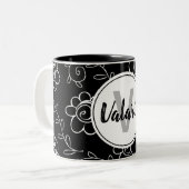 Eenvoudig zwart-wit Floral monogram Tweekleurige Koffiemok (Voorkant links)