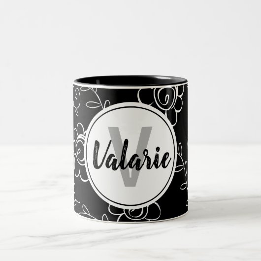 Eenvoudig zwart-wit Floral monogram Tweekleurige Koffiemok (Center)