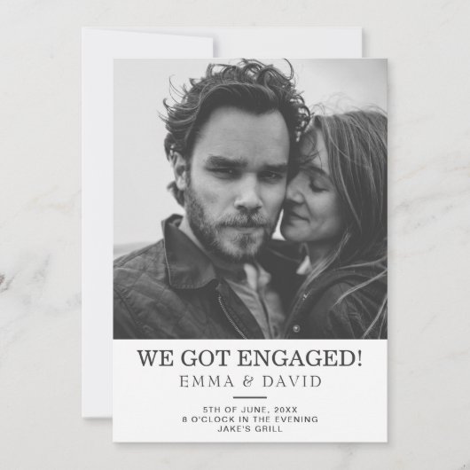 Eenvoudig zwart wit foto verlovingsfeest uitnodige kaart (Voorkant)