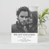 Eenvoudig zwart wit foto verlovingsfeest uitnodige kaart (Staand voorkant)