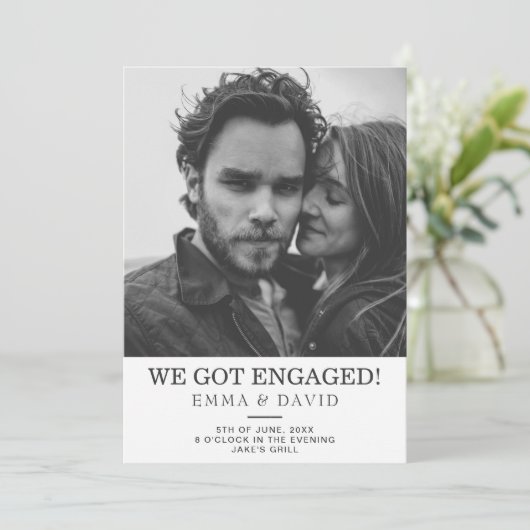 Eenvoudig zwart wit foto verlovingsfeest uitnodige kaart (Staand voorkant)