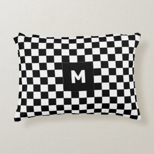 Eenvoudig zwart-wit geruit patroon met monogram accent kussen