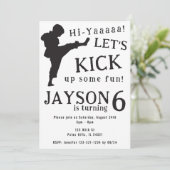 Eenvoudig zwart wit jongen karate verjaardag uitno kaart (Staand voorkant)