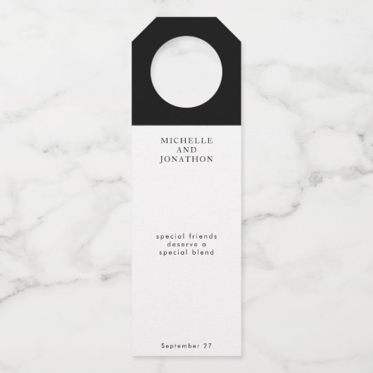 Eenvoudig zwart-wit modern calligrafie-huwelijk flessenhanger (Voorkant)