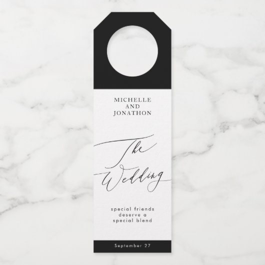 Eenvoudig zwart-wit modern calligrafie-huwelijk flessenhanger (Voorkant)