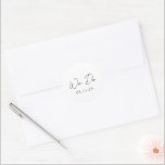 Eenvoudig zwart-wit modern huwelijk ronde sticker<br><div class="desc">Elegante bruiloft stickers met een eenvoudige en minimale lay-out met "We Do" in een eigentijdse scripttypografie. Een klassiek design met een moderne touch.</div>