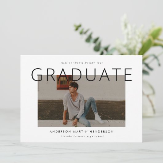 Eenvoudig zwart-wit Modern Photo Afstuderen Aankondiging (Staand voorkant)