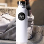Eenvoudig Zwart wit Monogram aangepast Waterfles<br><div class="desc">Verhoog uw cadeau-geven met deze eenvoudige zwart-wit monogram aangepaste water fles. Deze waterfles is ontworpen met een schone, minimalistische esthetiek en heeft een gedurfd monogram in klassiek zwart-wit. Perfect voor geschenken, huwelijksgunsten of als een gepersonaliseerd alledaags accessoire. Voeg uw initialen of iemand speciaal aan creëer een slanke en stijlvolle aandenken....</div>