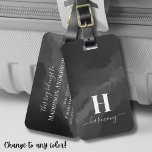 Eenvoudig zwart wit monogram bagagelabel<br><div class="desc">Dit stijlvolle bagagelabel heeft een donkergrijze, bijna zwarte achtergrond voor een strakke zwart-witte look. Een gepersonaliseerd initiaal wordt elegant weergegeven in scriptkalligrafie, met de naam hieronder in een bijpassend serif-lettertype. Het eenvoudige maar chique ontwerp voegt een vleugje sophisticatie toe aan uw reisbenodigdheden, waardoor het gemakkelijk is om uw bagage in...</div>