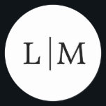 Eenvoudig zwart-wit monogram Elegant Wedding Ronde Sticker<br><div class="desc">Eenvoudige trouwstickers met een modern, maar elegant ontwerp met uw twee initiaal-monogram in een zwart serif lettertype op een witte achtergrond. De achtergrond en de doopvontkleuren kunnen in om het even welke kleuren worden veranderd die u wenst. Een stijlvol en stijlvol ontwerp dat ideaal is voor een minimalistisch koppel. Deze...</div>