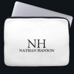 Eenvoudig zwart-wit monogram Modern Laptop Sleeve<br><div class="desc">Moderne laptophoes met een eenvoudig en minimalistisch zwart-wit ontwerp met uw monogram in een vet lettertype,  samen met jouw naam.</div>
