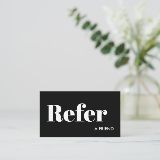 Eenvoudig Zwart-wit Verwijs een vriend Aanbevelingskaartje (Staand voorkant)