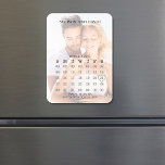 Eenvoudige 5-routines kalender foto slaat de datum magneet<br><div class="desc">Markeer je kalender voor deze moderne afbeelding tovenaarsbruiloft met een moderne,  traditionele,  elegante vormgeving. Hier bespaart u de date magneet. Met een minimalistisch hartontwerp,  perfect voor koppels en verloving,  een stijlvol,  rustisch schrijfschrift Sage green Heart</div>