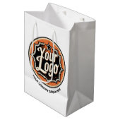 Eenvoudige Aangepaste Logo en Tekst Zakelijk Medium Cadeauzakje (Voorkant Gekanteld)