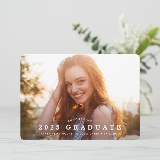 Eenvoudige aankondiging van het moderne Afstuderen (Staand voorkant)