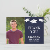 Eenvoudige afstudeerdop Toss Navy Blue Afstuderen Bedankkaart (Staand voorkant)