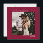 Eenvoudige Artistieke Minimalistische Foto Cranber Save The Date<br><div class="desc">Deze eenvoudige Save the Date-huwelijkskaart heeft een elegant vierkant ontwerp met een cranberryrode achtergrond en symmetrisch geplaatste tekst die bovenaan links is uitgelijnd en onderaan rechts is uitgelijnd. Upload uw foto en verwittig uw gasten van tevoren van uw aankomende huwelijksdatum.</div>