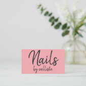 Eenvoudige Artsy Zwart Roze Typografie Nail Tech Visitekaartje (Staand voorkant)