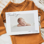 Eenvoudige Baby foto Dank u het Manuscript Hartgeb Aankondiging<br><div class="desc">Deze stijlvolle en eenvoudige foto-sjabloon aankondiging 2-zijdige kaart bevat een foto van je pasgeboren baby jongen of meisje, een aangepast bericht dat kan worden gepersonaliseerd met een handgeschreven typografische tekst die "Dank je" zegt met een hart tussen de woorden. U kunt een korte dankbetuiging toevoegen, evenals de naam van de...</div>