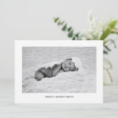 Eenvoudige Baby Foto Zwart-wit Geboorte Aankondiging (Staand voorkant)