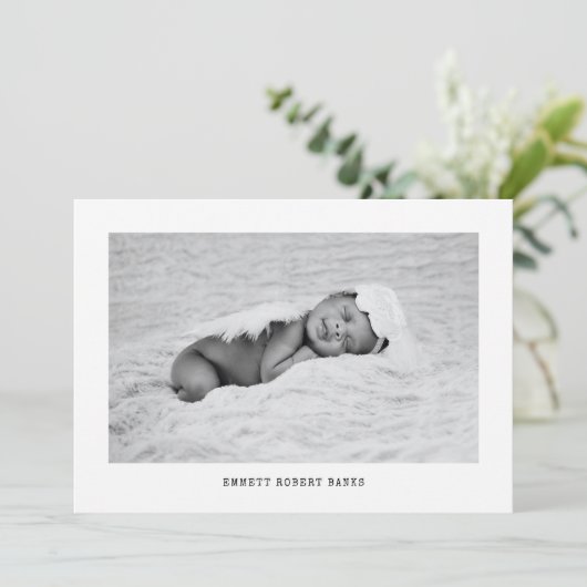 Eenvoudige Baby Foto Zwart-wit Geboorte Aankondiging (Staand voorkant)