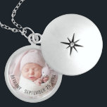 Eenvoudige Baby Fotonaam Datum geboorte Keepomwill Locket Ketting<br><div class="desc">Eenvoudige Baby Foto Naam Datum geboorte Keepomwille. Vervang gemakkelijk het afbeelding van de steekproef met uw eigen en personaliseer de naam en de geboortedatum van uw baby.</div>