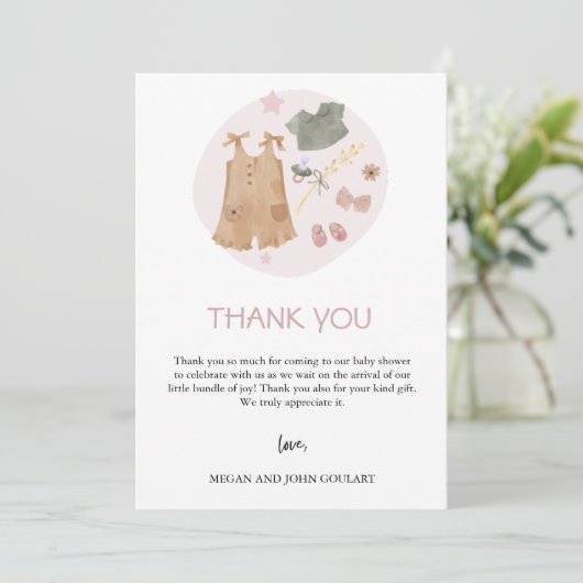 Eenvoudige babykleding Roze Baby shower Bedankkaart (Staand voorkant)