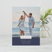 Eenvoudige Beach Weddenfoto Save the Date Kaart (Staand voorkant)