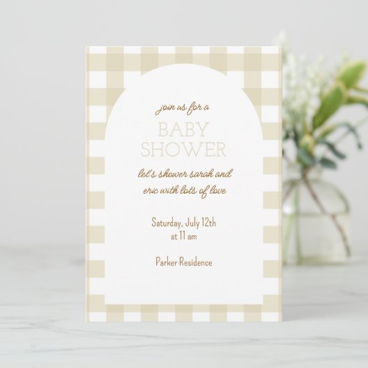 Eenvoudige Beige Gingham Baby shower Uitnodiging (Staand voorkant)
