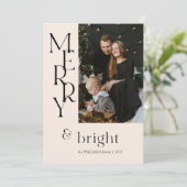 Eenvoudige Beige Merry Typography Wildflower Chris Feestdagenkaart (Staand voorkant)