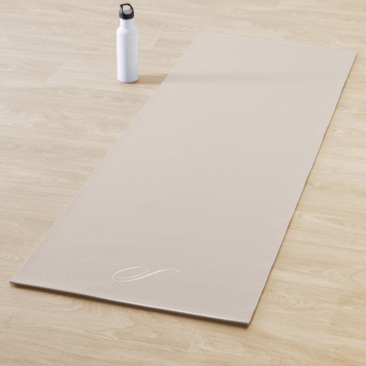 Eenvoudige beige neutrale minimalistische oefening yogamat (In situ)