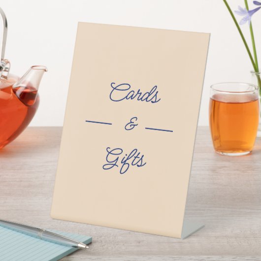 Eenvoudige beige trouwkaarten en geschenken reclamebord met voetstuk (Insitu)