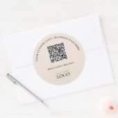 Eenvoudige Beige Zakelijke Logo QR Code Promotie Ronde Sticker (Envelop)
