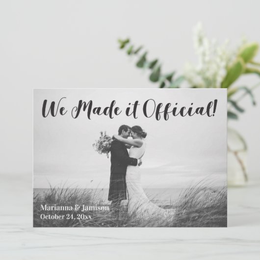 Eenvoudige bekendmaking van Rustic Typography Wedd Kaart (Staand voorkant)