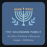 Eenvoudige Blauwe Menorah Kaarsen Chanoeka Adres Vierkante Sticker<br><div class="desc">Als u nog meer aanpassingen nodig hebt,  kunt u mij op yellowfebstudio@gmail.com vrij klikken.</div>