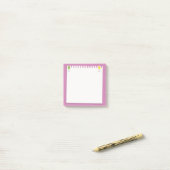 Eenvoudige bloemen met paarse achtergrond post-it® notes (Op bureau)