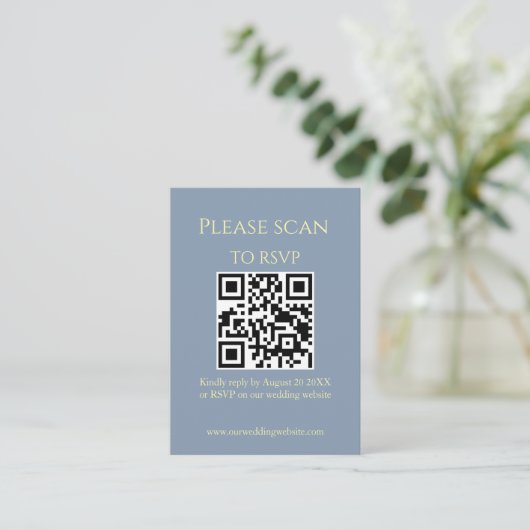 Eenvoudige Bloemen Modern Blauw QR Code & RSVP bru Informatiekaartje (Staand voorkant)