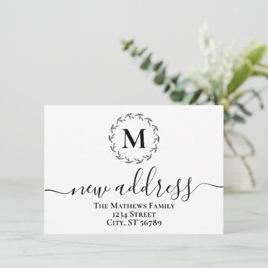 Eenvoudige bloemenkrans monogram nieuw adres aankondiging (Staand voorkant)