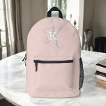 Eenvoudige Blush Pink met stijlvolle Monogram Typo Bedrukte Rugzak<br><div class="desc">Een leuk vrouwelijk rugzakontwerp met een stijlvolle lay-out van jouw naam en monogram met klassieke serifs en een meer scripttypografie in een gebalanceerde symmetrie. De drie elementen gaan samen met een verfijnde harmonie en creëer je eigen personal branding logo. Hier afgebeeld met een blush roze achtergrond met monogram elementen in...</div>