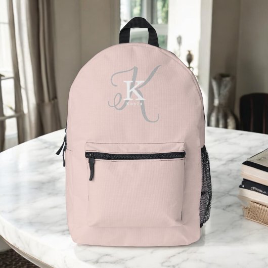 Eenvoudige Blush Pink met stijlvolle Monogram Typo Bedrukte Rugzak