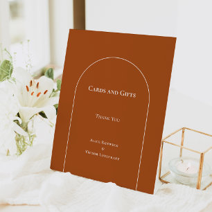 Eenvoudige Boho Arch Terracotta Wedding Cards en G Reclamebord Met Voetstuk