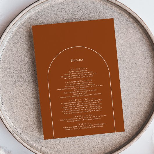 Eenvoudige Boho Arch Terracotta Wedding Details Informatiekaartje
