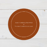 Eenvoudige boho Arch Terracotta Wedding Envelope z Ronde Sticker<br><div class="desc">Dit Simple Boho Arch Terracotta Wedding Envelope-ontwerp biedt een geavanceerd gedempt palet van neutraal ivoor, gekoppeld aan prachtige mix en luciferopties van roestterracotta, sage green en pruimen. De onderverklaarde elegantie van eenvoudige typografie en zachte bogen creëer een verzachtend en gepolijst estheticum met een klassieke, minimalistische stijl. De coördinerende aanvullende kleurenopties...</div>