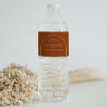 Eenvoudige Boho Arch Terracotta Wedding Waterfles Etiket<br><div class="desc">Dit Eenvoudige Boho Arch Terracotta Wedding Water Bottle Label-ontwerp biedt een geavanceerd gedempt palet van neutraal ivoor, gekoppeld aan prachtige mix en luciferopties van roestterracotta, sage green en pruimen. De onderverklaarde elegantie van eenvoudige typografie en zachte bogen creëer een verzachtend en gepolijst estheticum met een klassieke, minimalistische stijl. De coördinerende...</div>