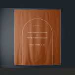 Eenvoudige Boho Arch Terracotta Weduwfoto Wandkleed<br><div class="desc">Dit Simple Boho Arch Terracotta Wedding Photo Backdrop-ontwerp is voorzien van een geavanceerd gedempt palet van neutraal ivoor, gekoppeld aan prachtige mix en luciferopties van roestterracotta, sage green en plum. De onderverklaarde elegantie van eenvoudige typografie en zachte bogen creëer een verzachtend en gepolijst estheticum met een klassieke, minimalistische stijl. De...</div>