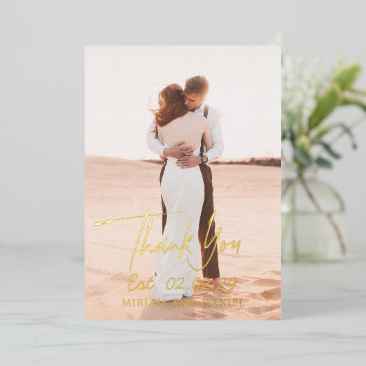 Eenvoudige Bold Date Foto Moderne bruiloft Dank u Folie Uitnodiging (Staand Voorkant)